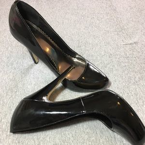 Joey O, 8M Black Patent pumps, EUC